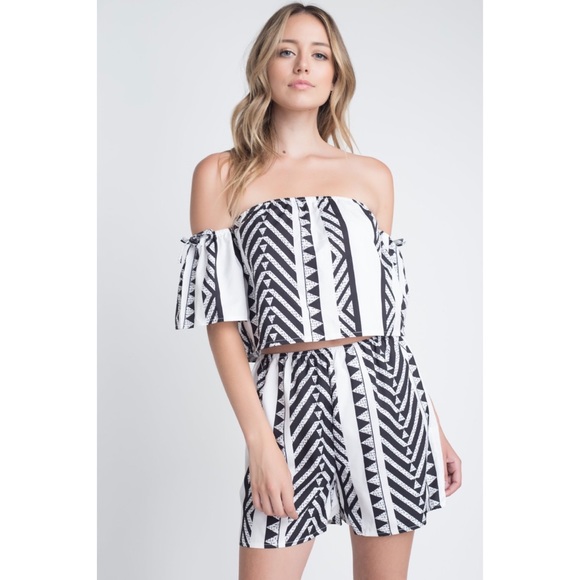 🌴SHIPS NOW🌴 Black & White 2 Piece Ruffle Romper - Picture 4 of 8